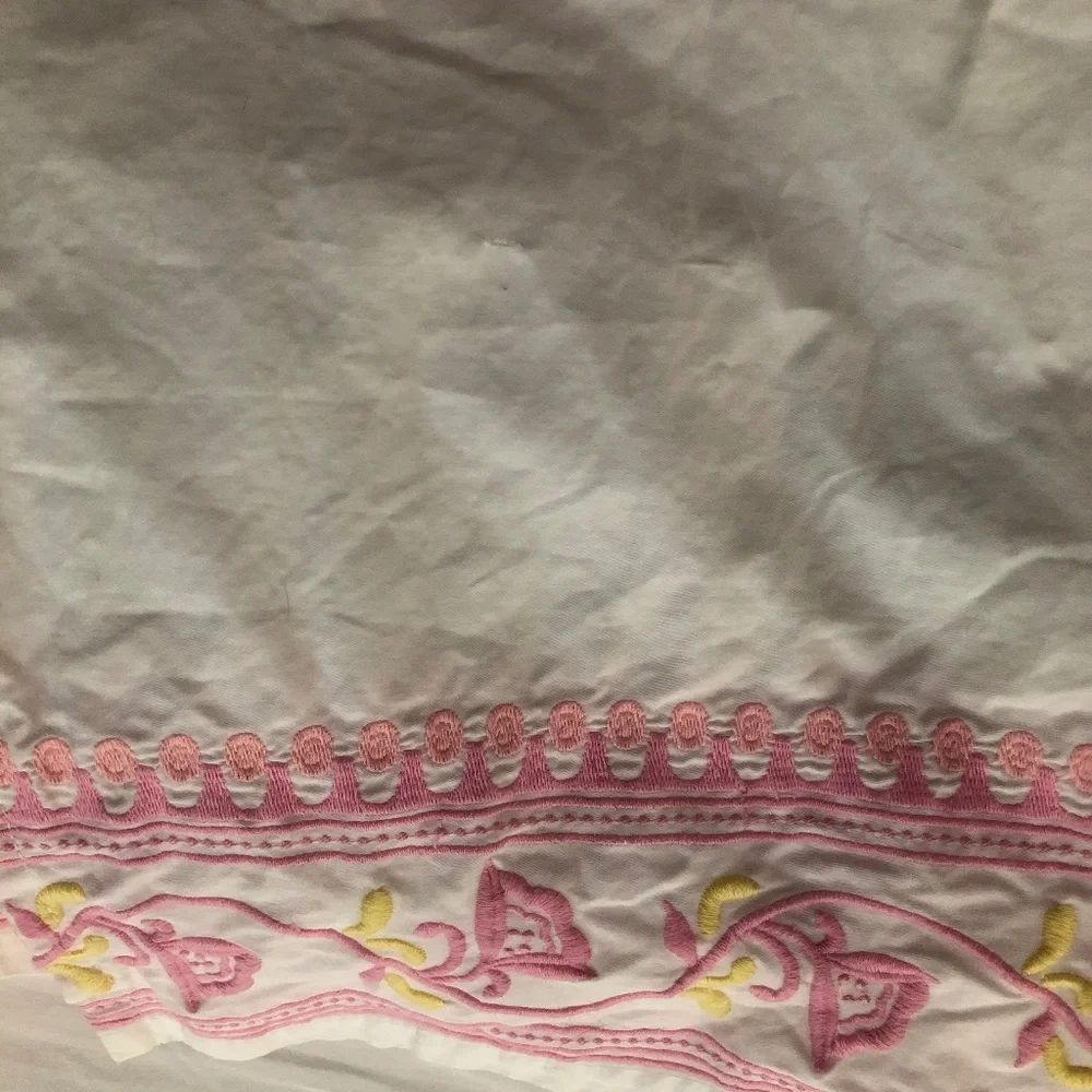 Serena & Lily queen bedskirt floral embroidery 100% cotton tiny flaw pink yellow - Picture 3 of 6
